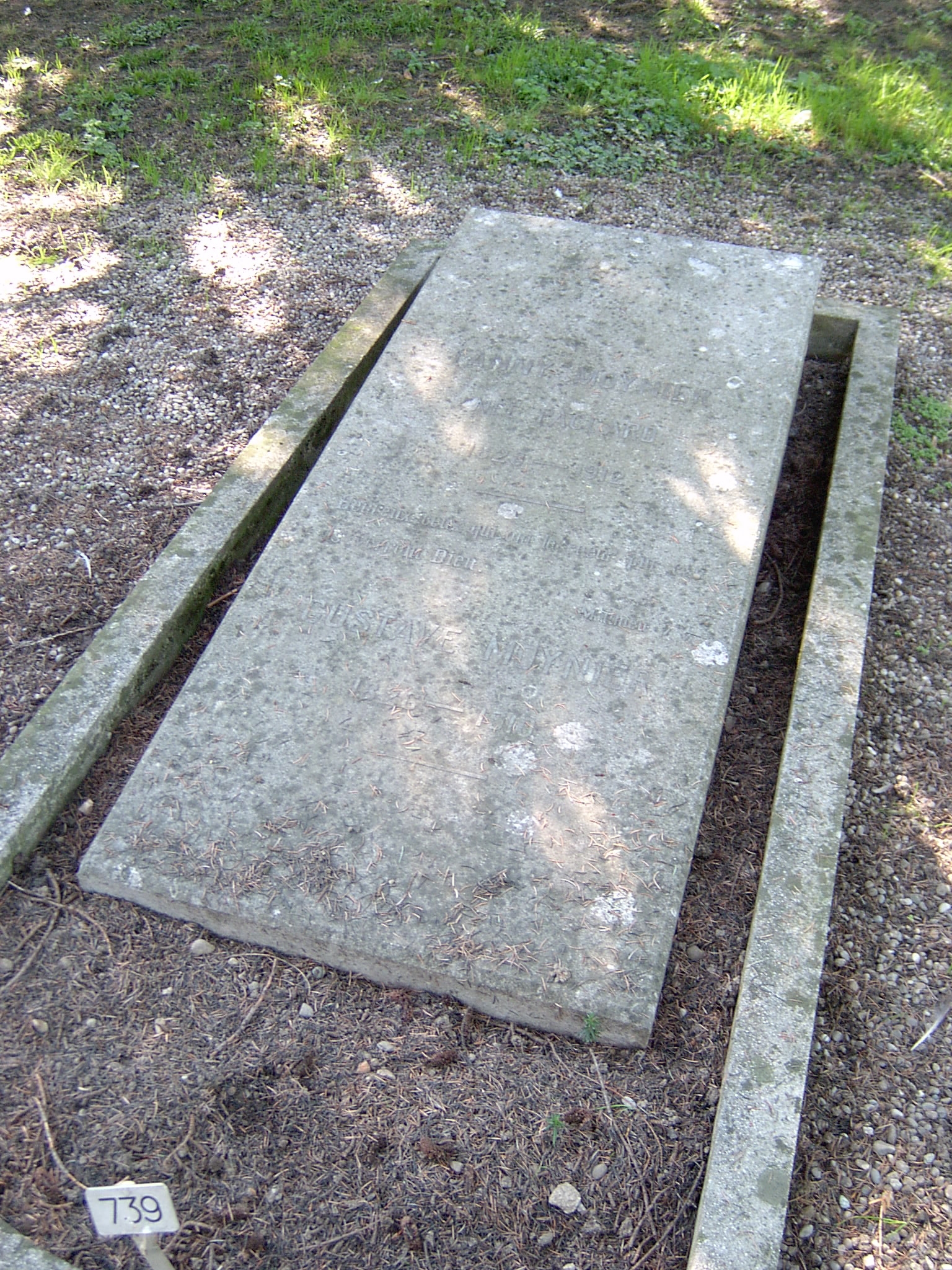 tombe de Fanny Moynier née Paccard et de Gustave Moynier au cimetière de Plainpalais (cimetière des Rois) à Genève.