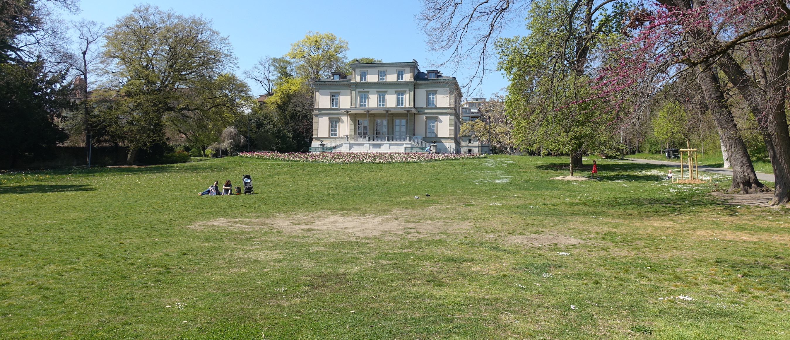 « Villa Moynier, dans le parc du même nom, à Genève. » Vue d'ensemble de la façade, format panoramique.