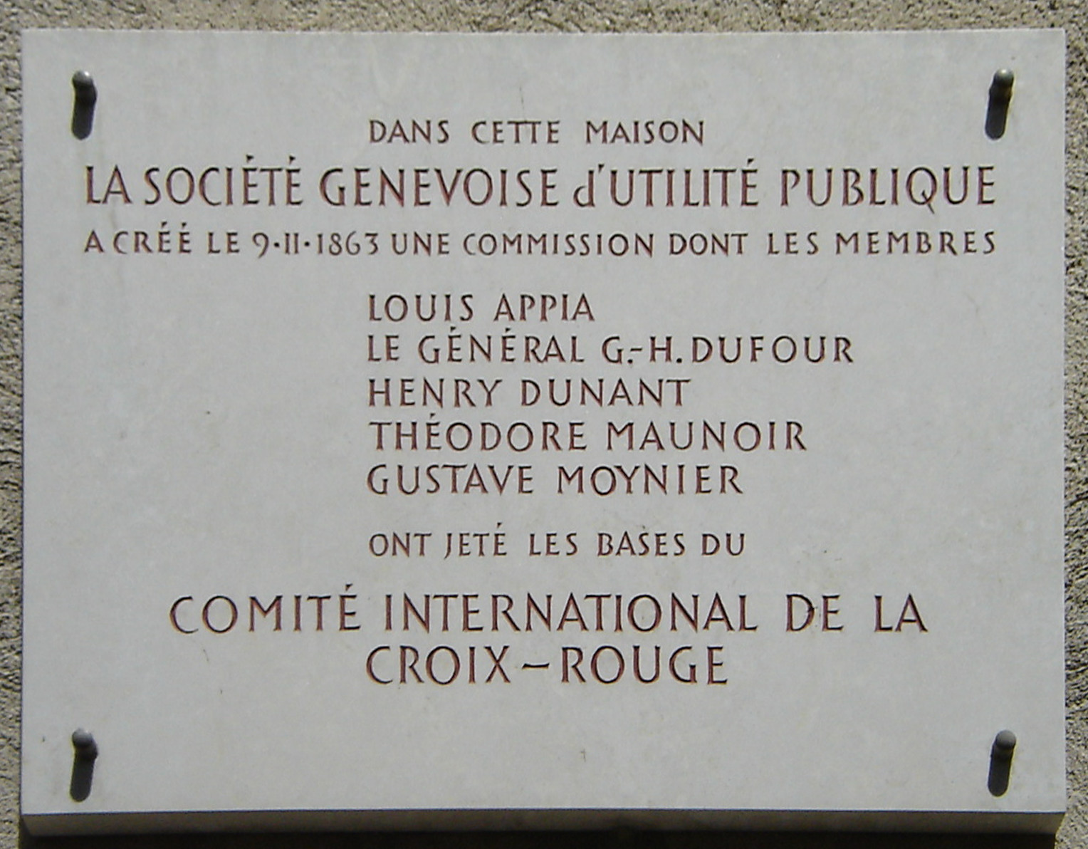 plaque commémorative à Genève, rue de l'Évêché, rappelant que la Société genevoise d'utilité publique y créa la commission dont les membres — Louis Appia, le gé